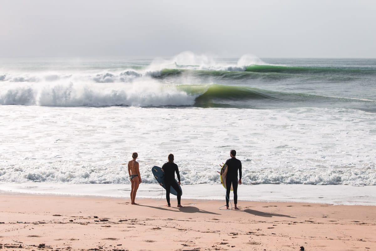 Drei Surfer beim Spotcheck