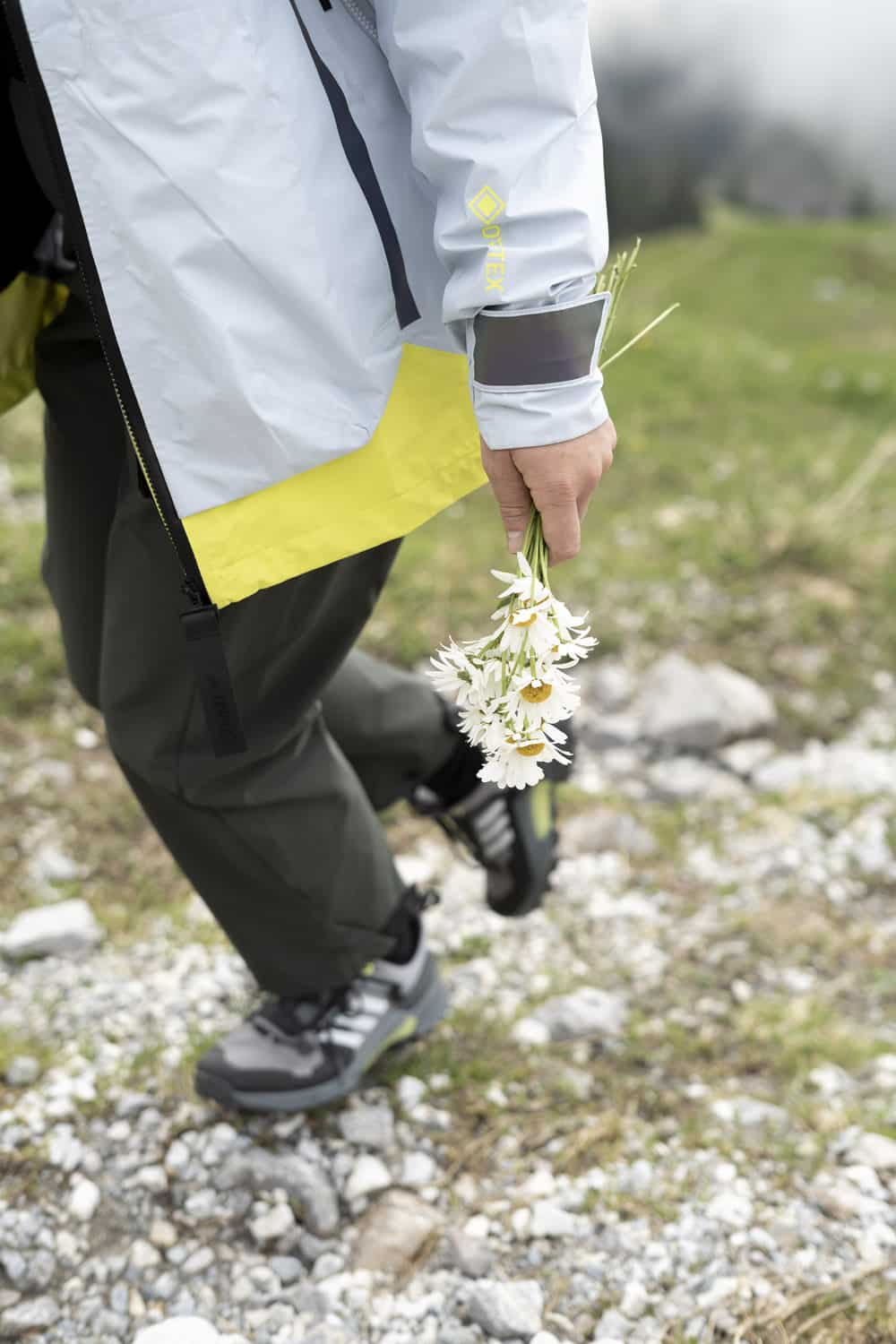 Adidas Terrex: Auf Wanderung, Blumen
