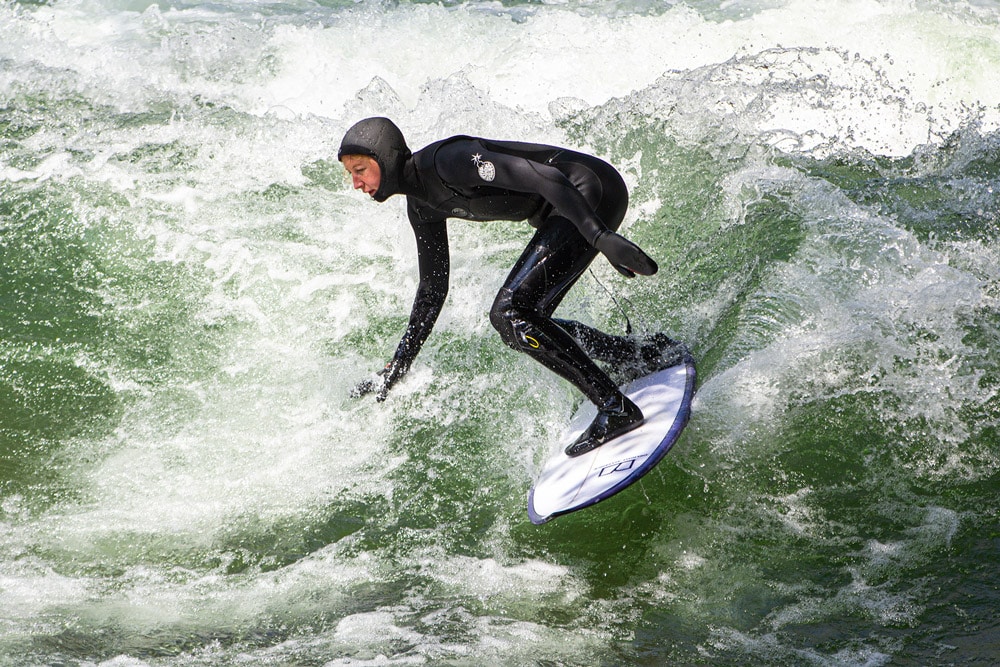 Wax Z'am Gründerin Steffi surft auf der Eisbachwelle