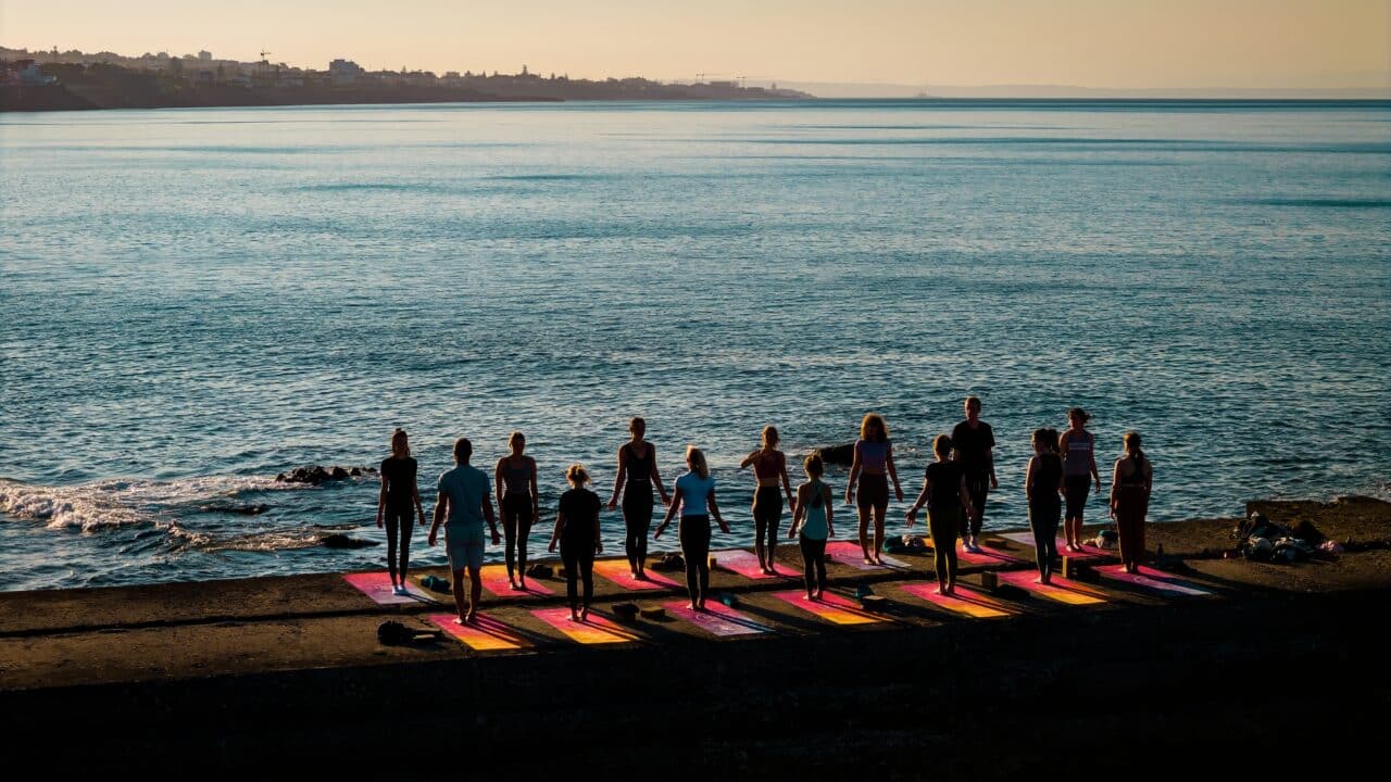 Menschen im Sonnenuntergang am Meer