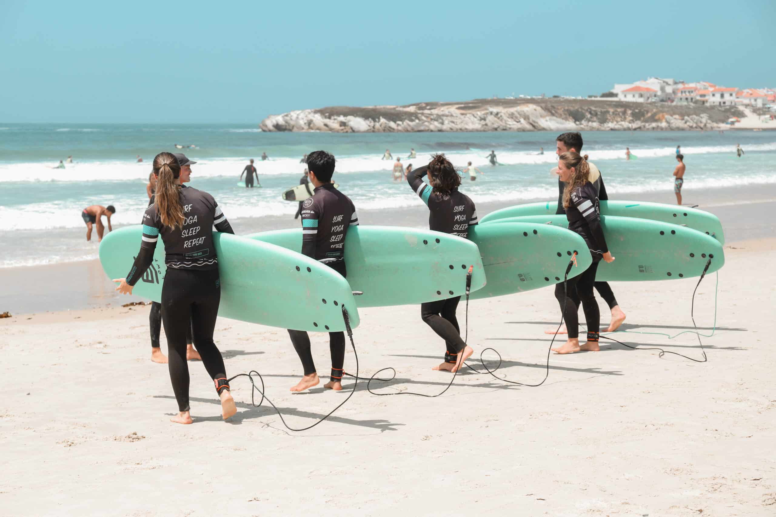 Menschen mit Surfbrettern am Strand