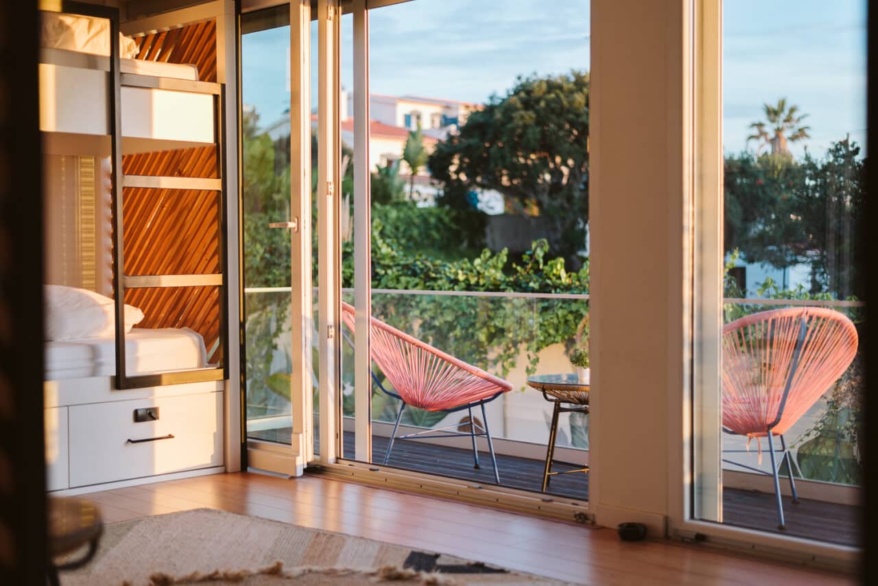 Blick von einem Zimmer auf den Balkon