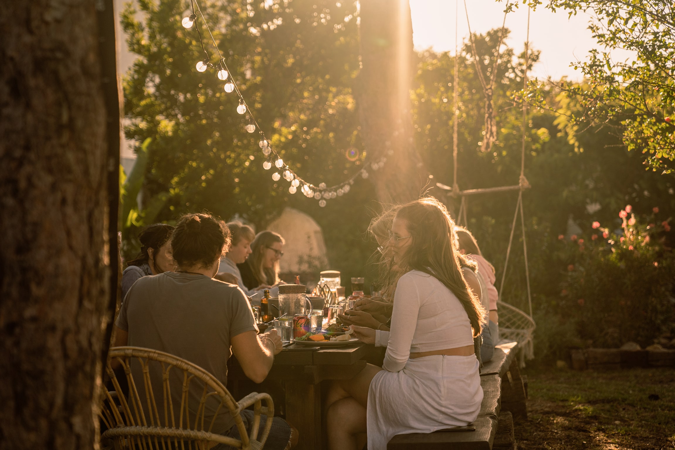 Menschen beim Abendessen in der Surf Spirit Villa Andalucia