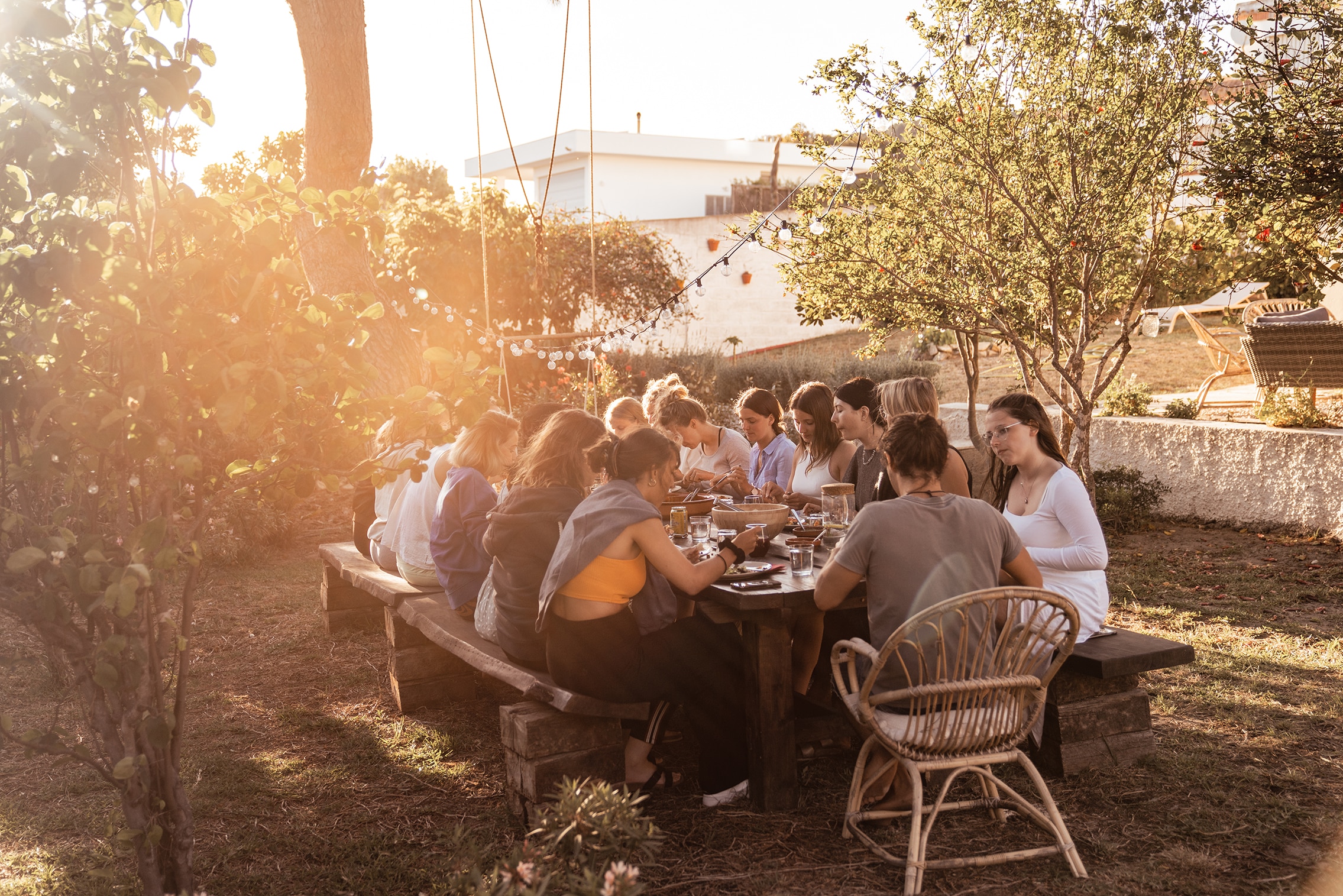 Menschen beim Dinnerin der Surf Spirit Villa Andalucia