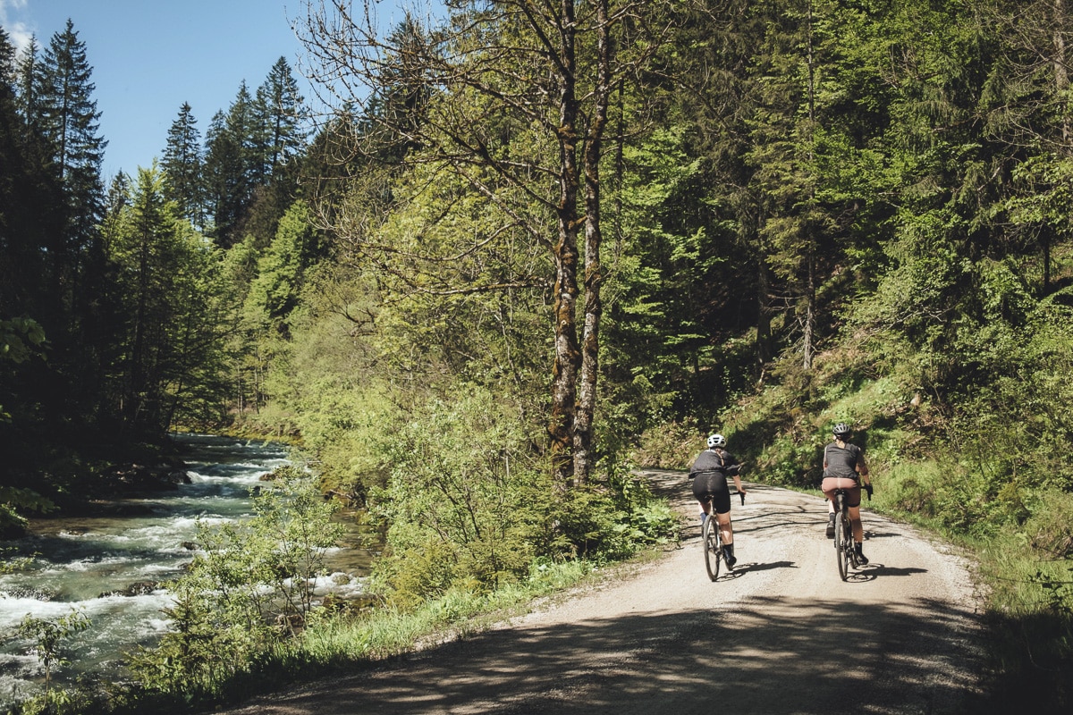 zwei Gravelbikerinnen in Tirol