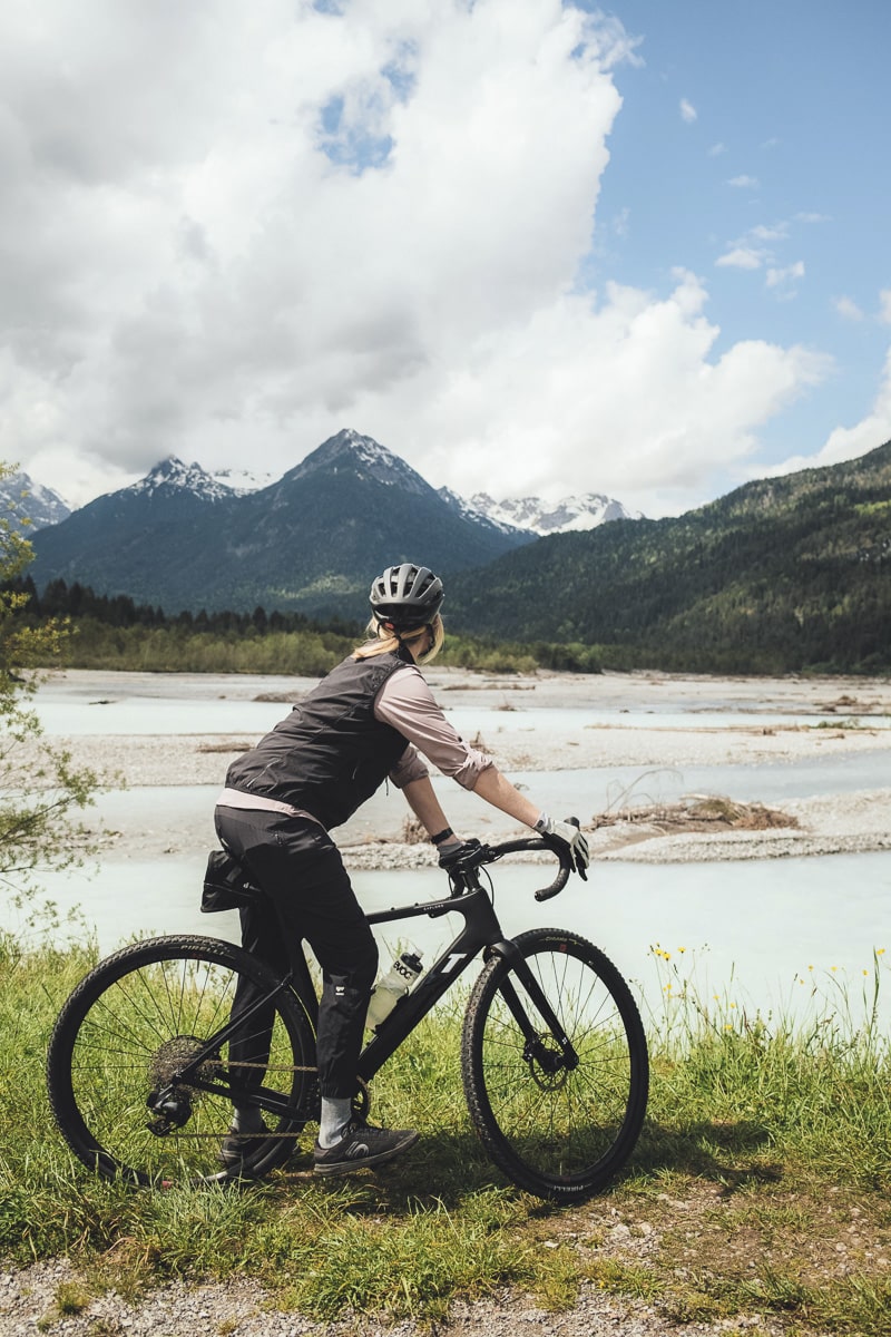 Gravelbikerin in Tirol, am Lech