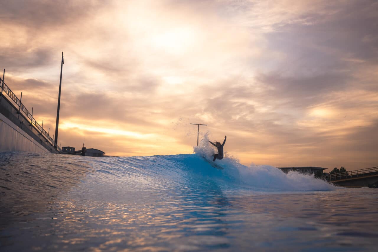 Surferin in der Surftown Muc