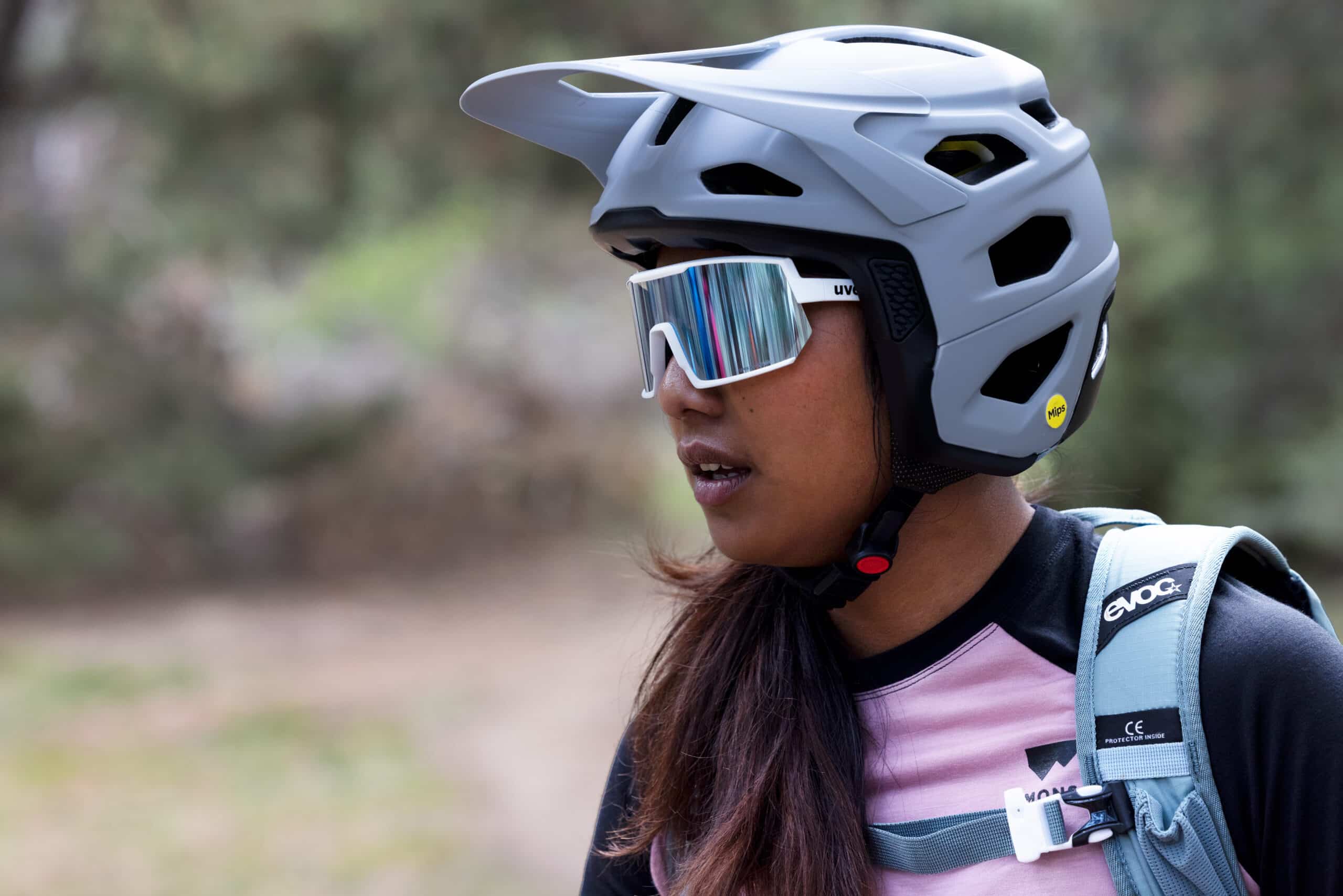 Frau, die uvex Revolt Mips MTB Helm trägt