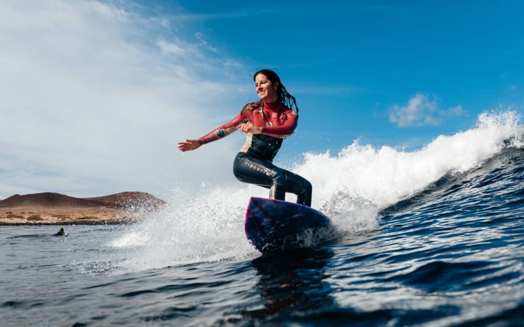 Surfen auf Lanzarote: Zwischen schroffen Lavalandschaften und kraftvollen Reefbreaks