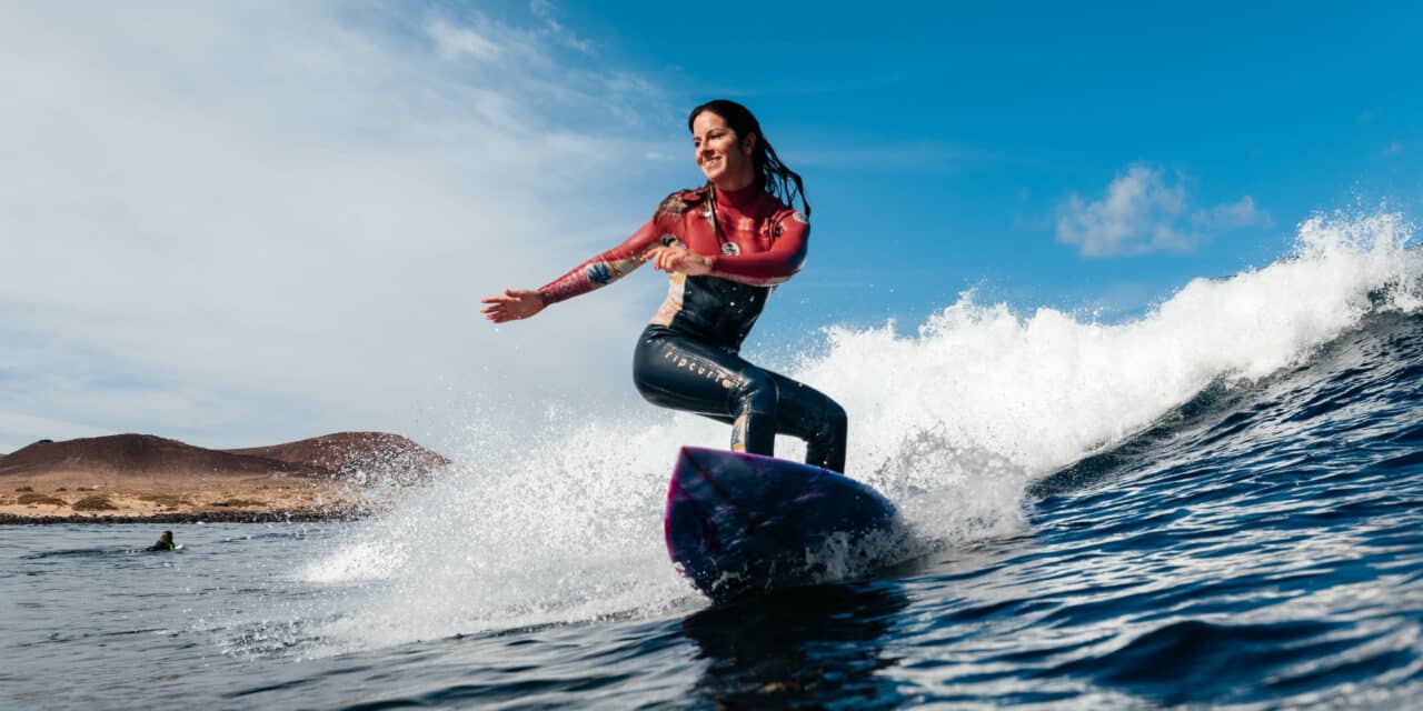 Surfen auf Lanzarote: Zwischen schroffen Lavalandschaften und kraftvollen Reefbreaks