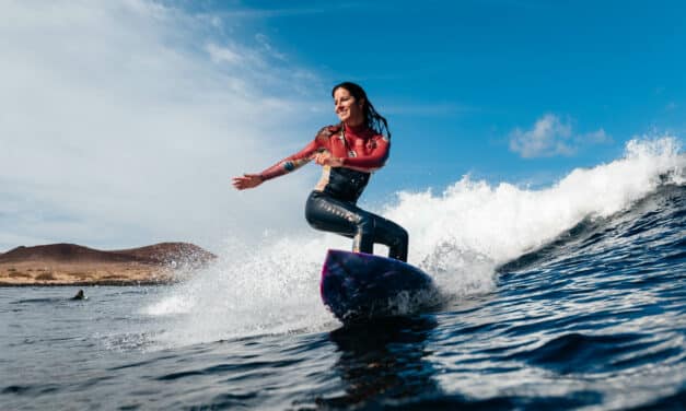 Surfen auf Lanzarote: Zwischen schroffen Lavalandschaften und kraftvollen Reefbreaks