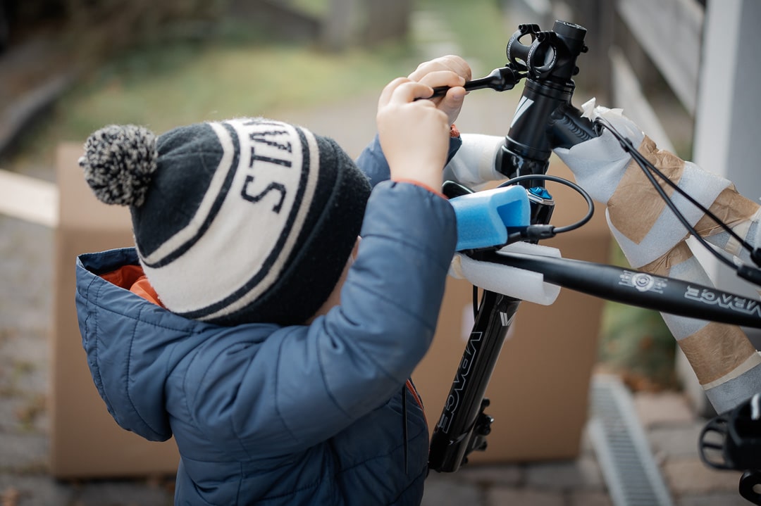 Kind montiert Lenker am Fahrrad