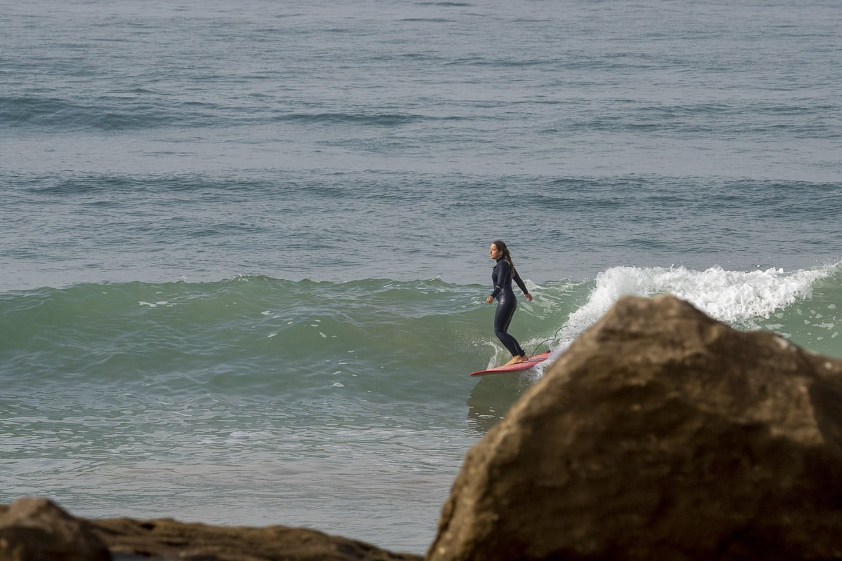 Longboarderin in Marokko