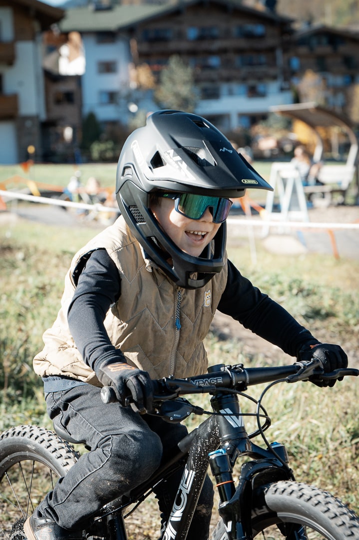 Fröhliches Kind beim Fahrradfahren