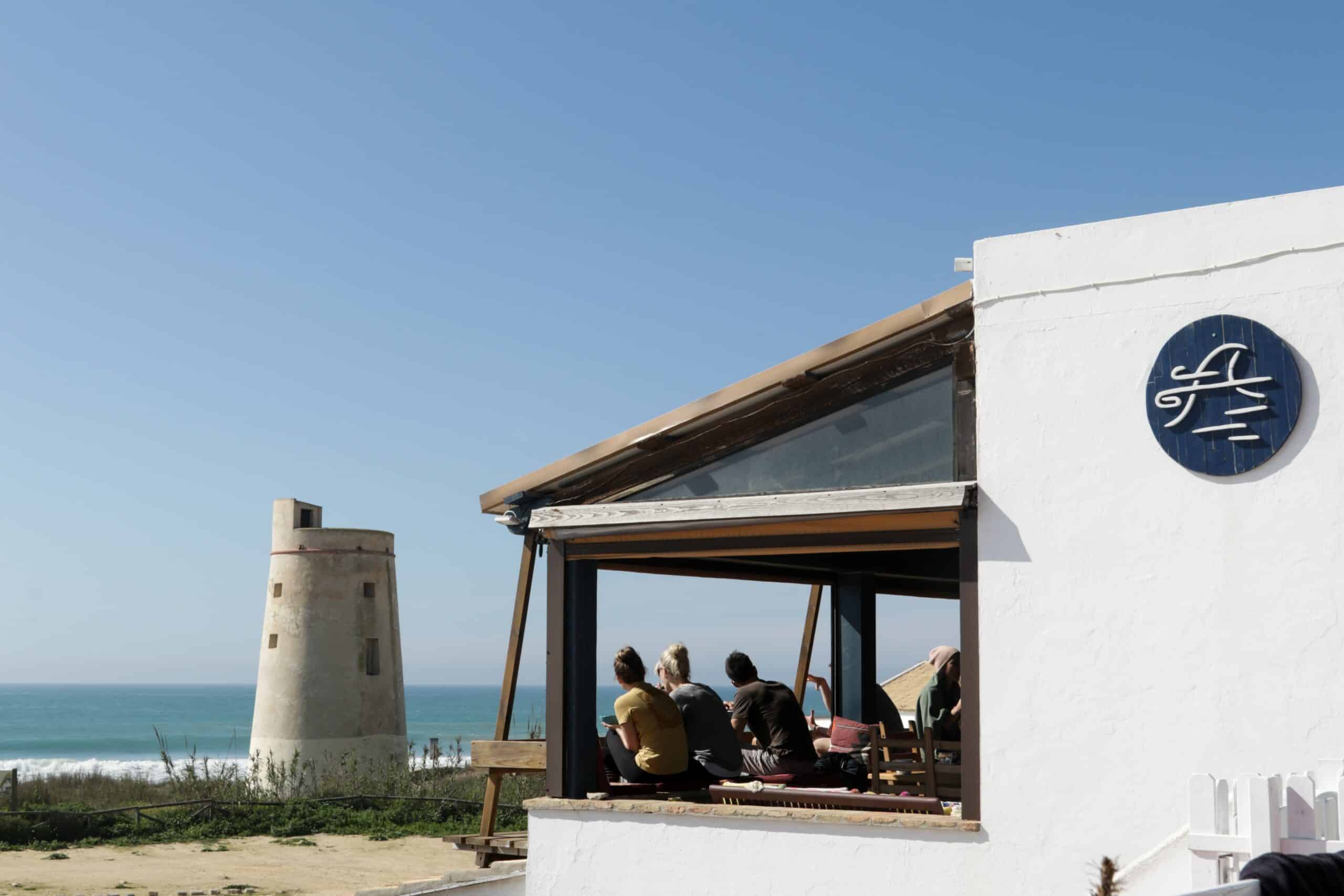 Haus am Meer mit Turm im Hintergrund