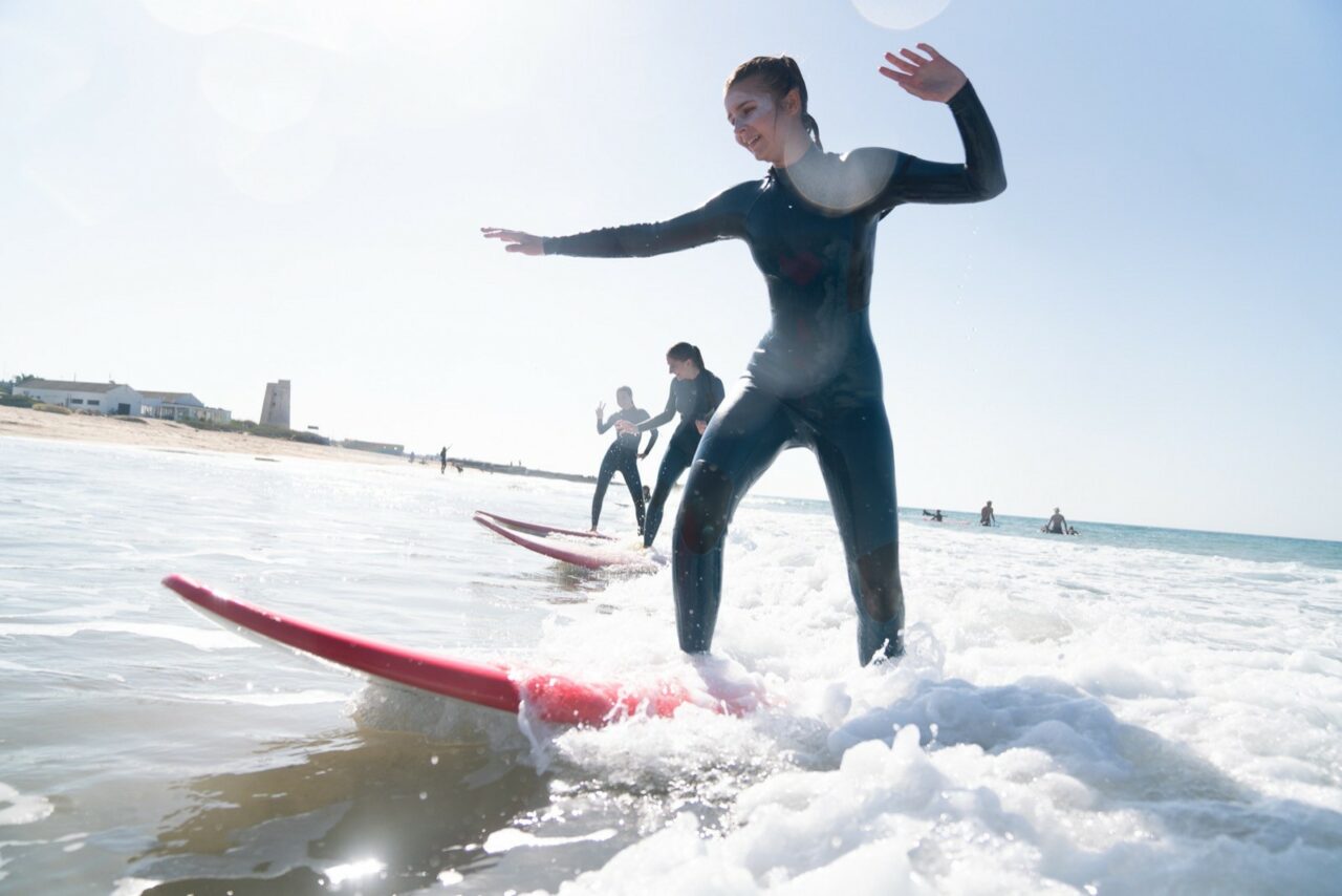 Frau auf einer kleinen Welle beim Surfen