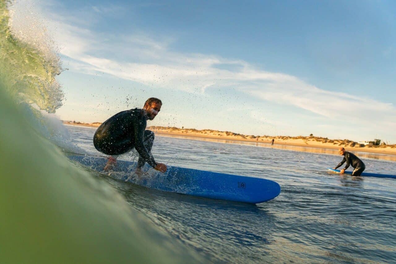 Mann beim Surfen in einer Welle