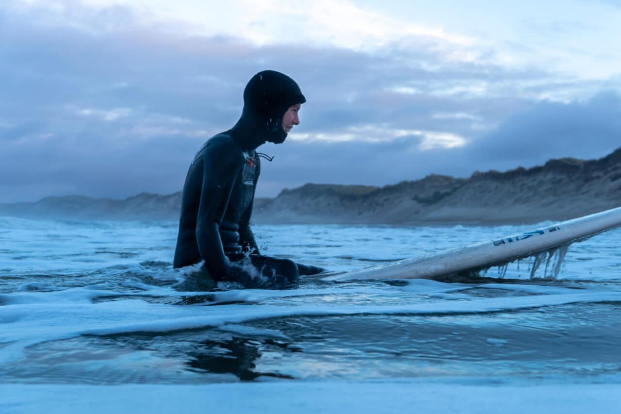Frau beim Surfen