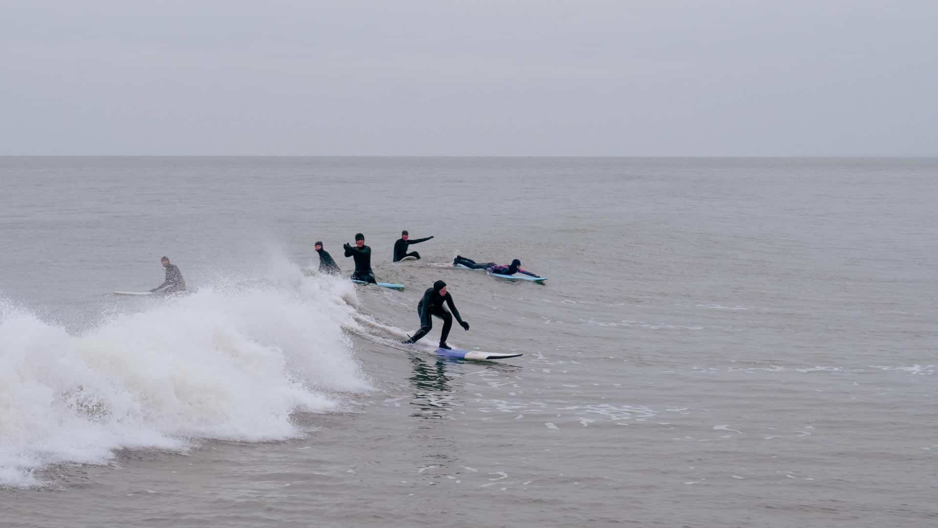 Menschen beim Surfen