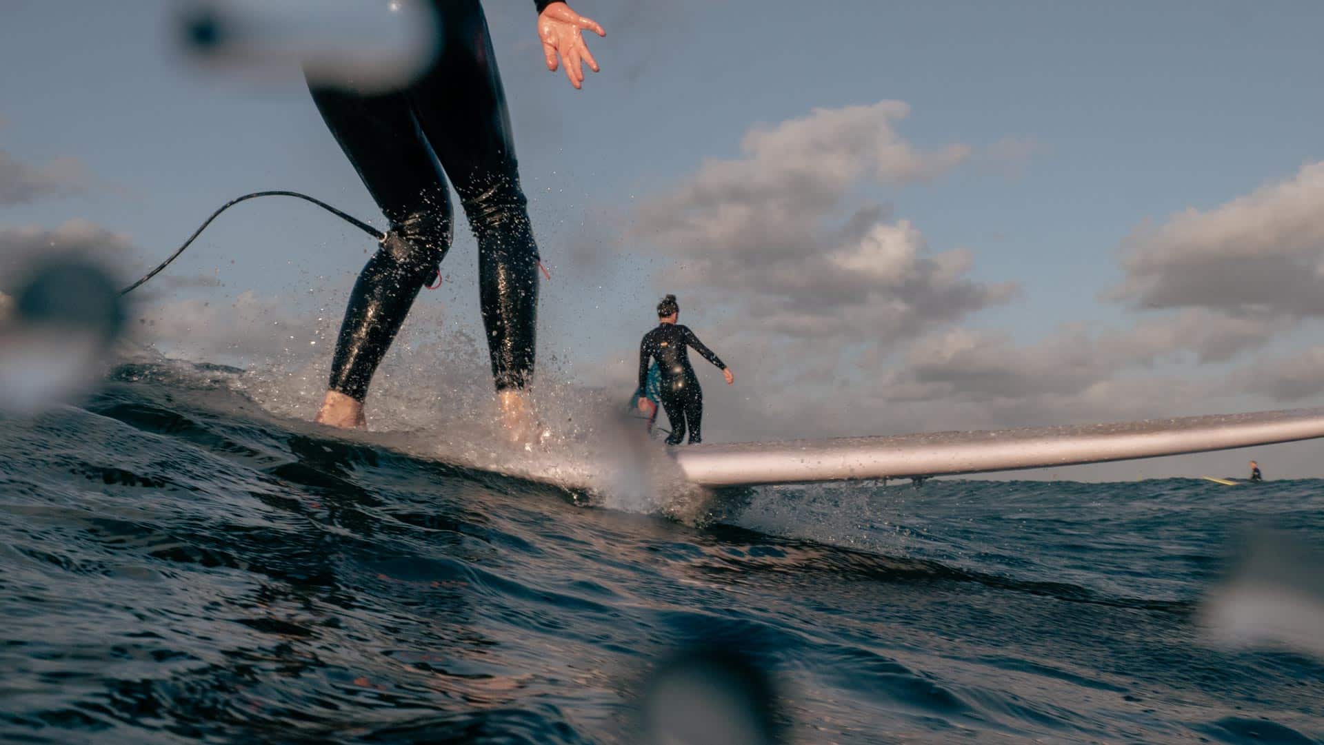 Nahaufnahme von Füßen beim Surfen