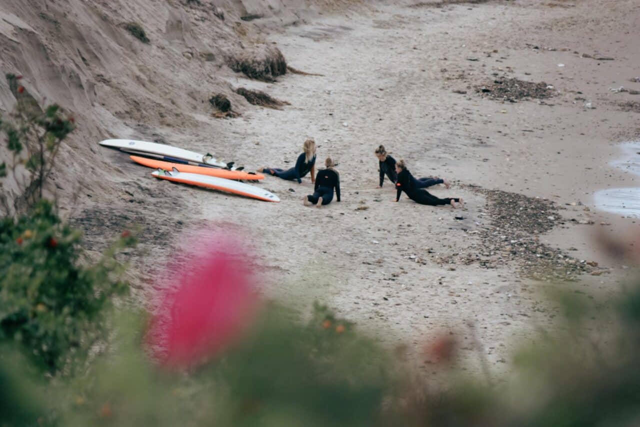 Warm-up vor dem Surfen am Strand