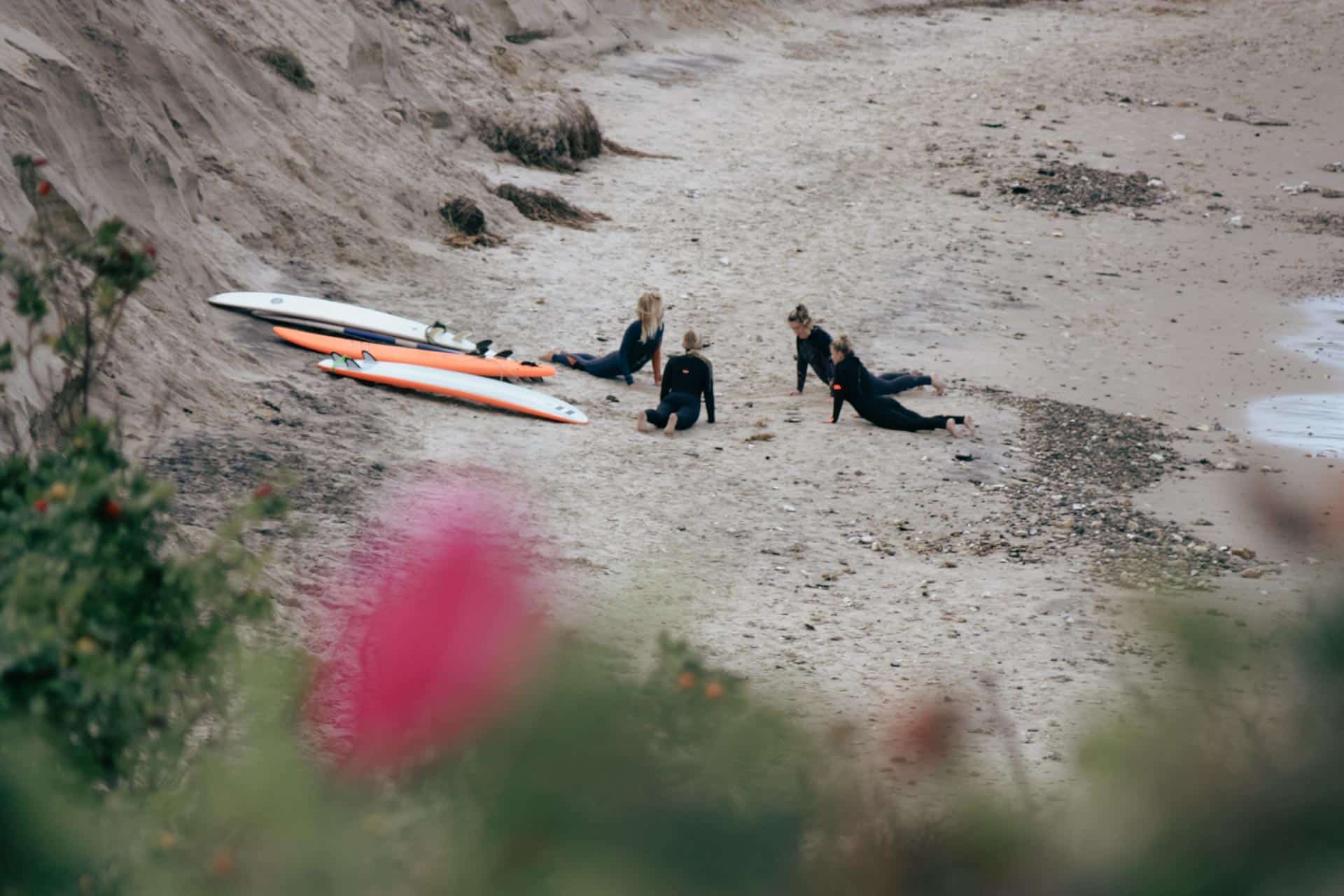 Warm-up vor dem Surfen am Strand