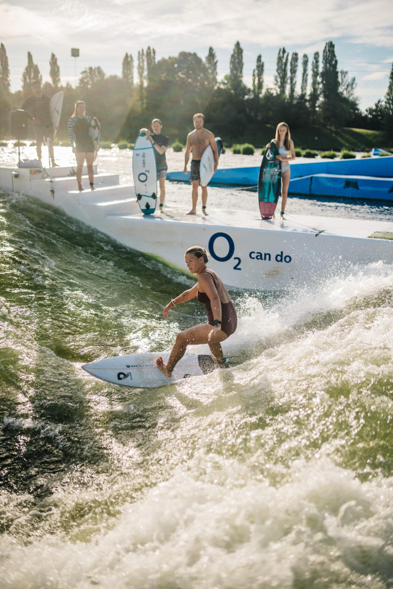 Surferin an der Welle Langenfeld