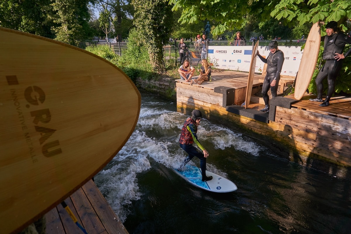 Surfen-Deutschland-River-blackforestwave-©ProjectCheezus Surfer auf der blackforestwave in Pforzheim