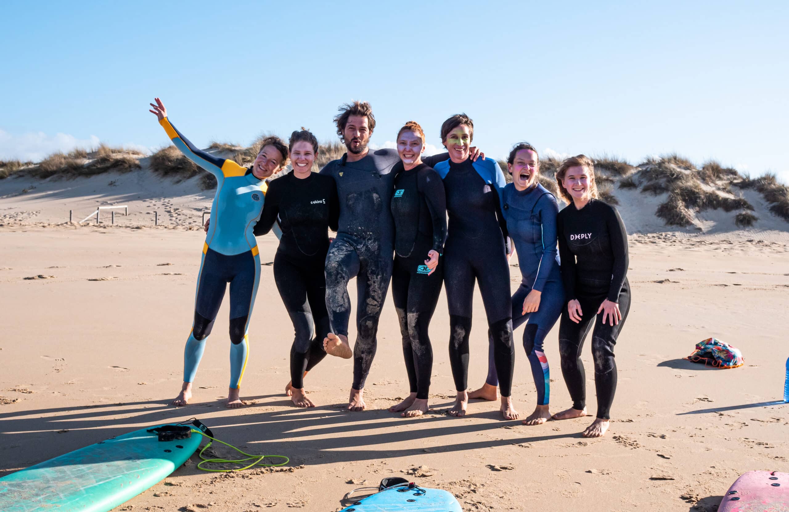 Surfer am Strand im La Luz Surfcamp