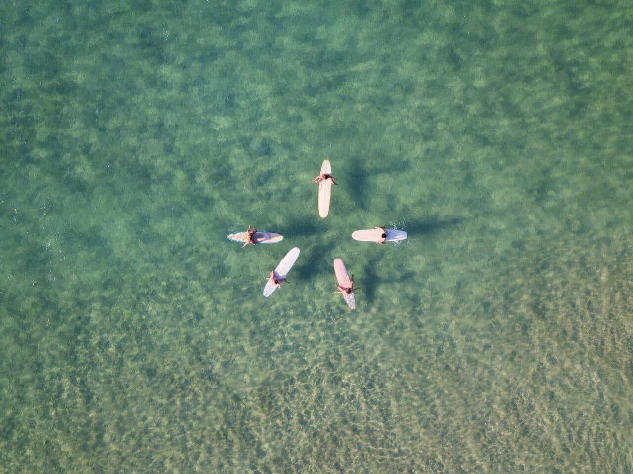 Longboarderinnen im Wasser in Australien
