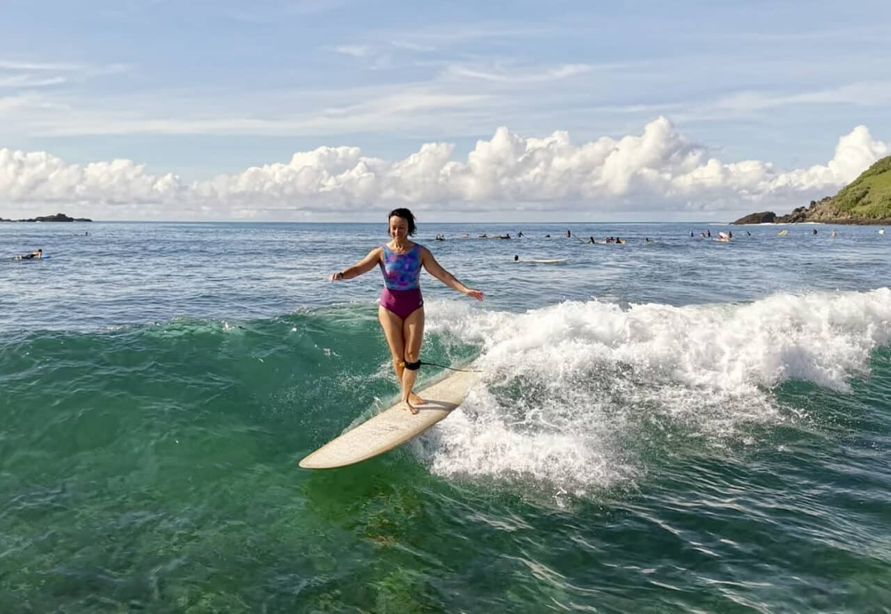 Surferin auf Longboard in Australien