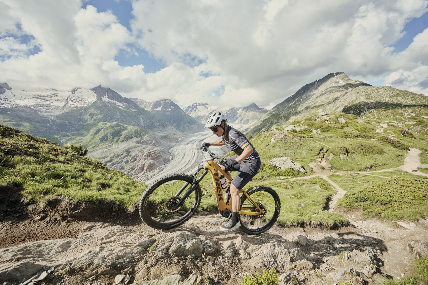 Nathalie Schneitter fährt bergauf auf E-Mountainbike Trail