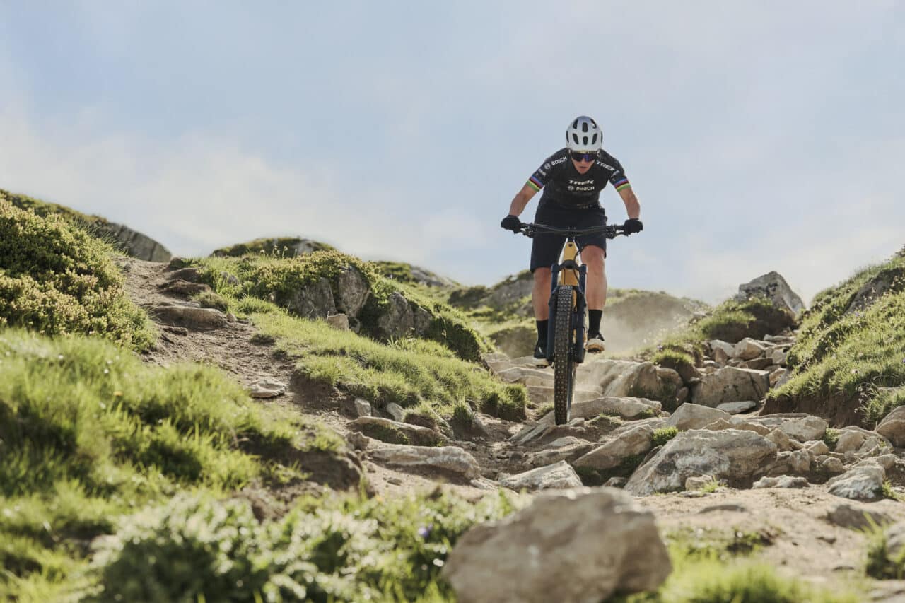 Nathalie Schneitter E-MTB Fahrspaß auf technischem Downhill-Trail
