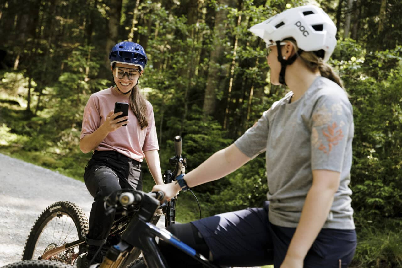 Zwei Mountainbikerinnen auf ihren E-MTBS