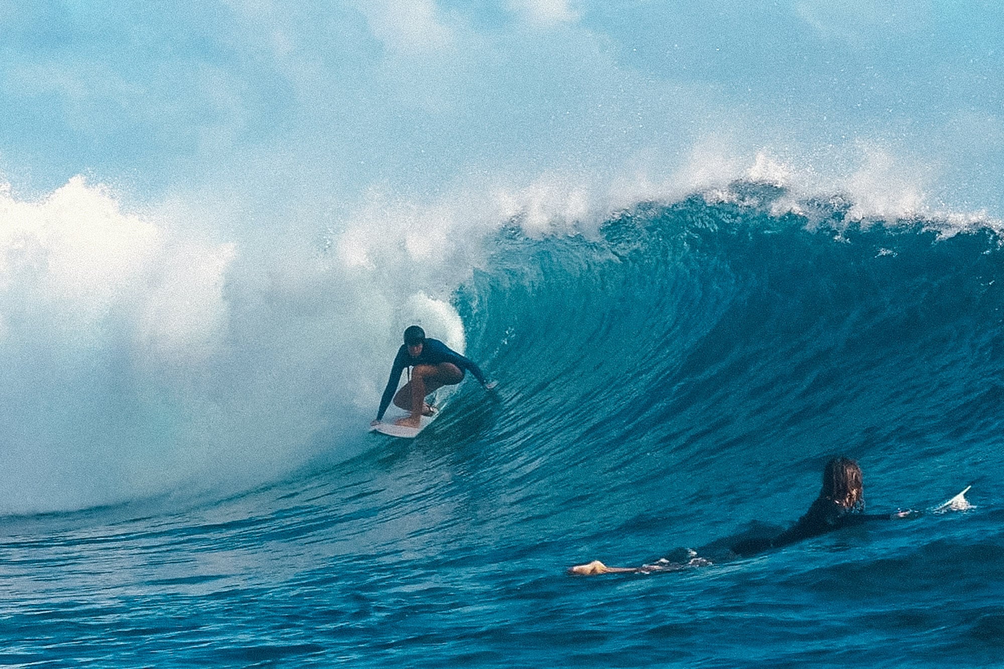 Camilla Kemp surft in Tahiti