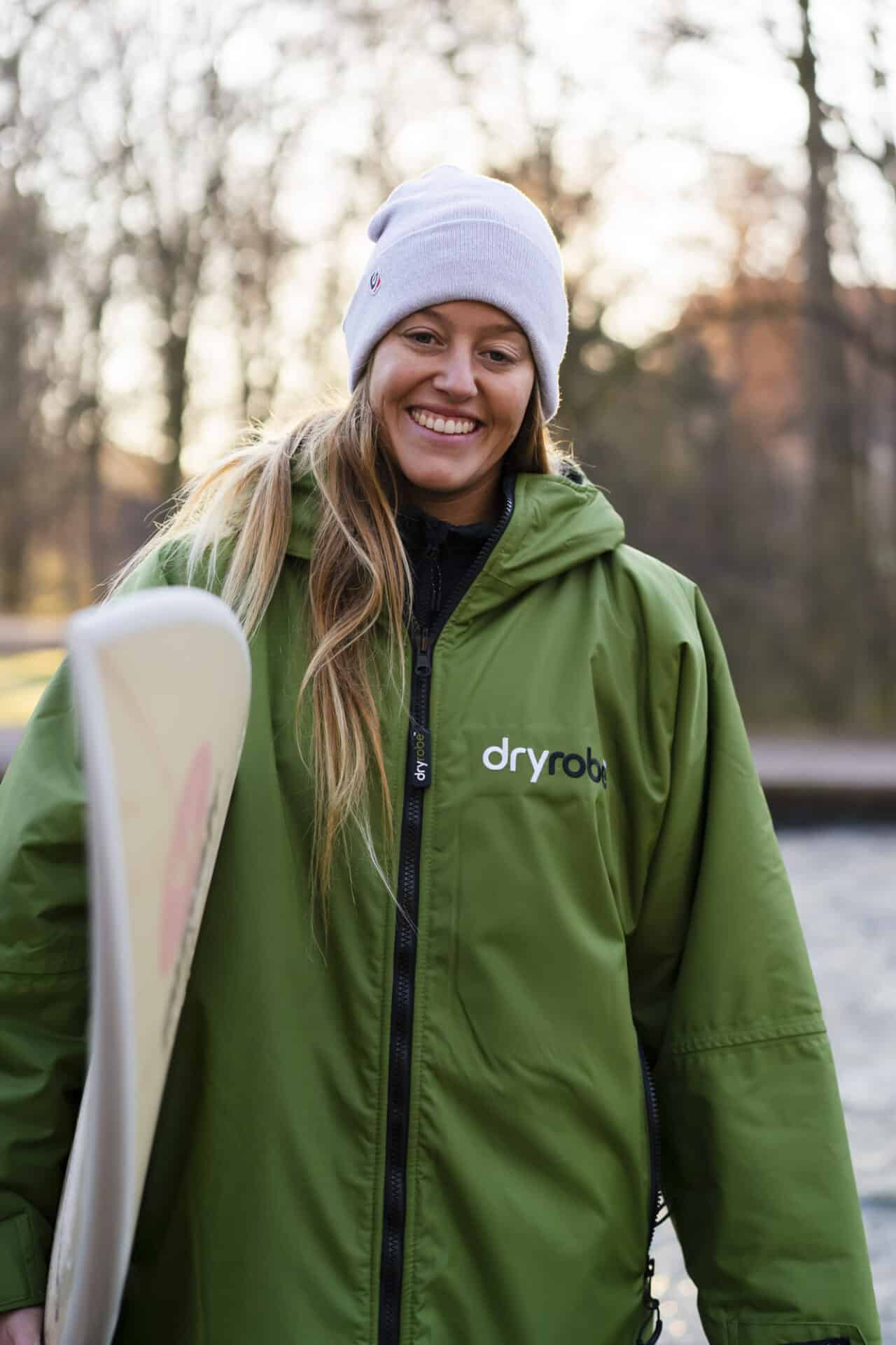 Surferin Camilla Kemp am Eisbach in München