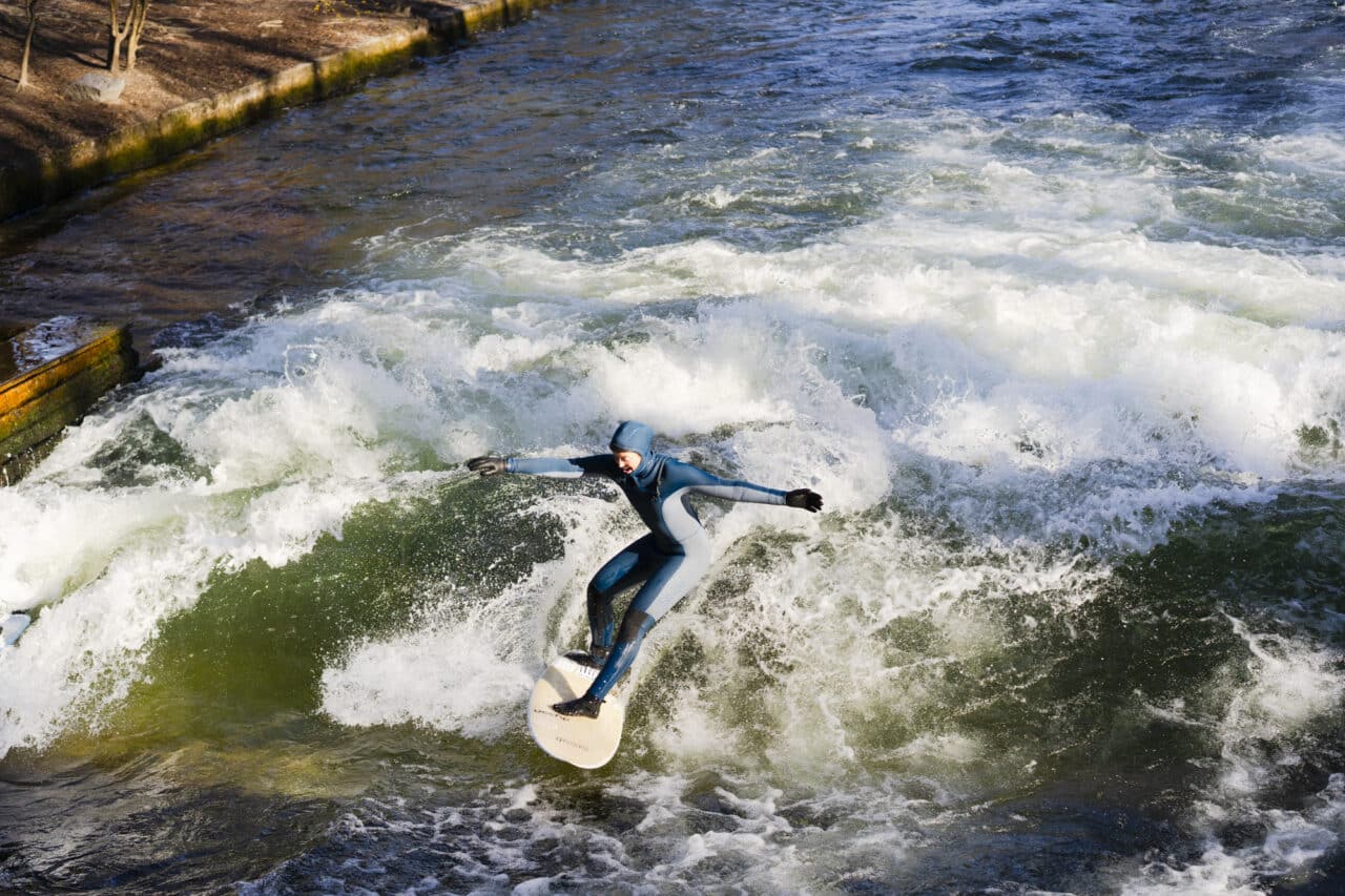 Surferin Camilla Kemp am Eisbach