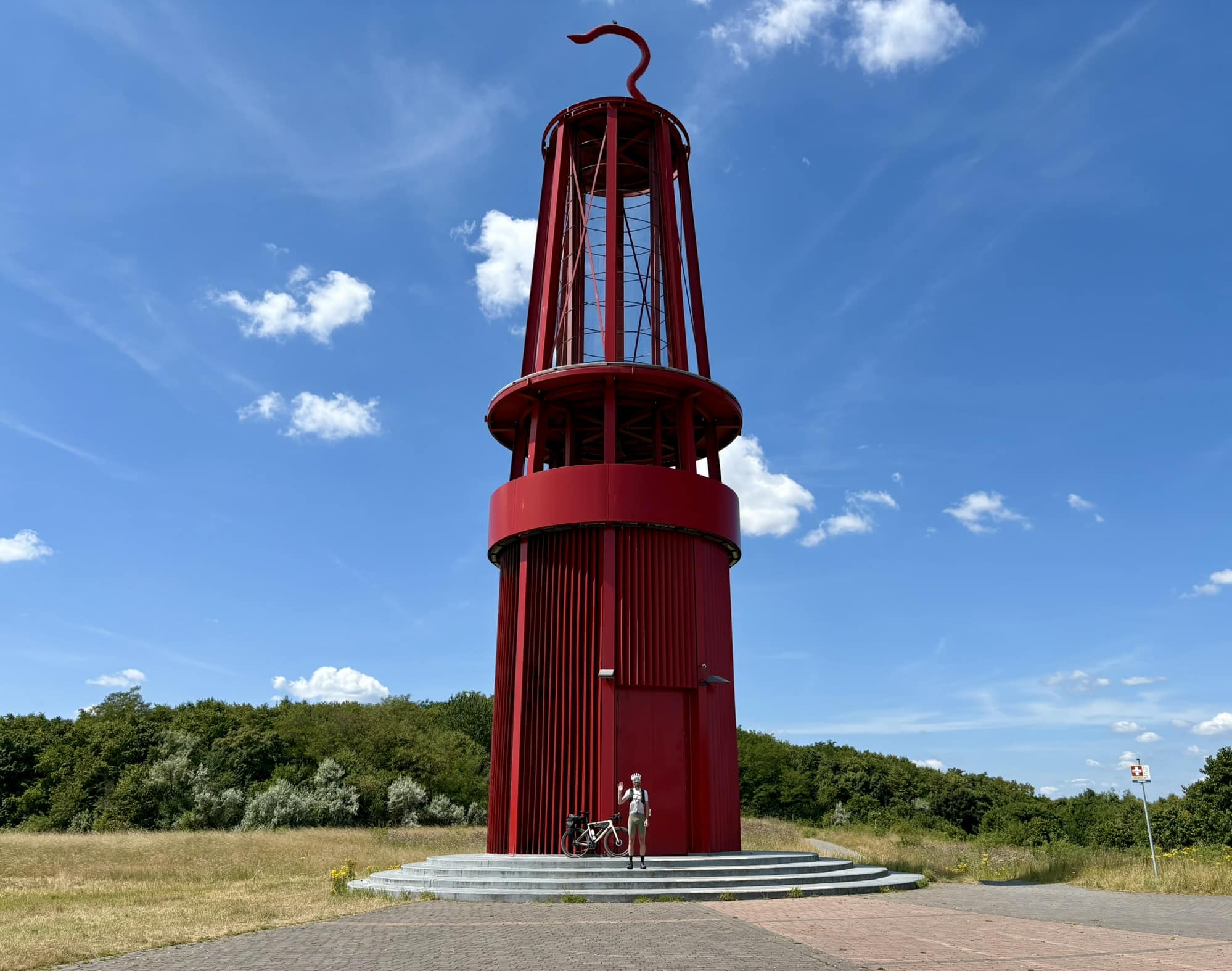 Gravelbiker vor der Halde Rheinpreussen