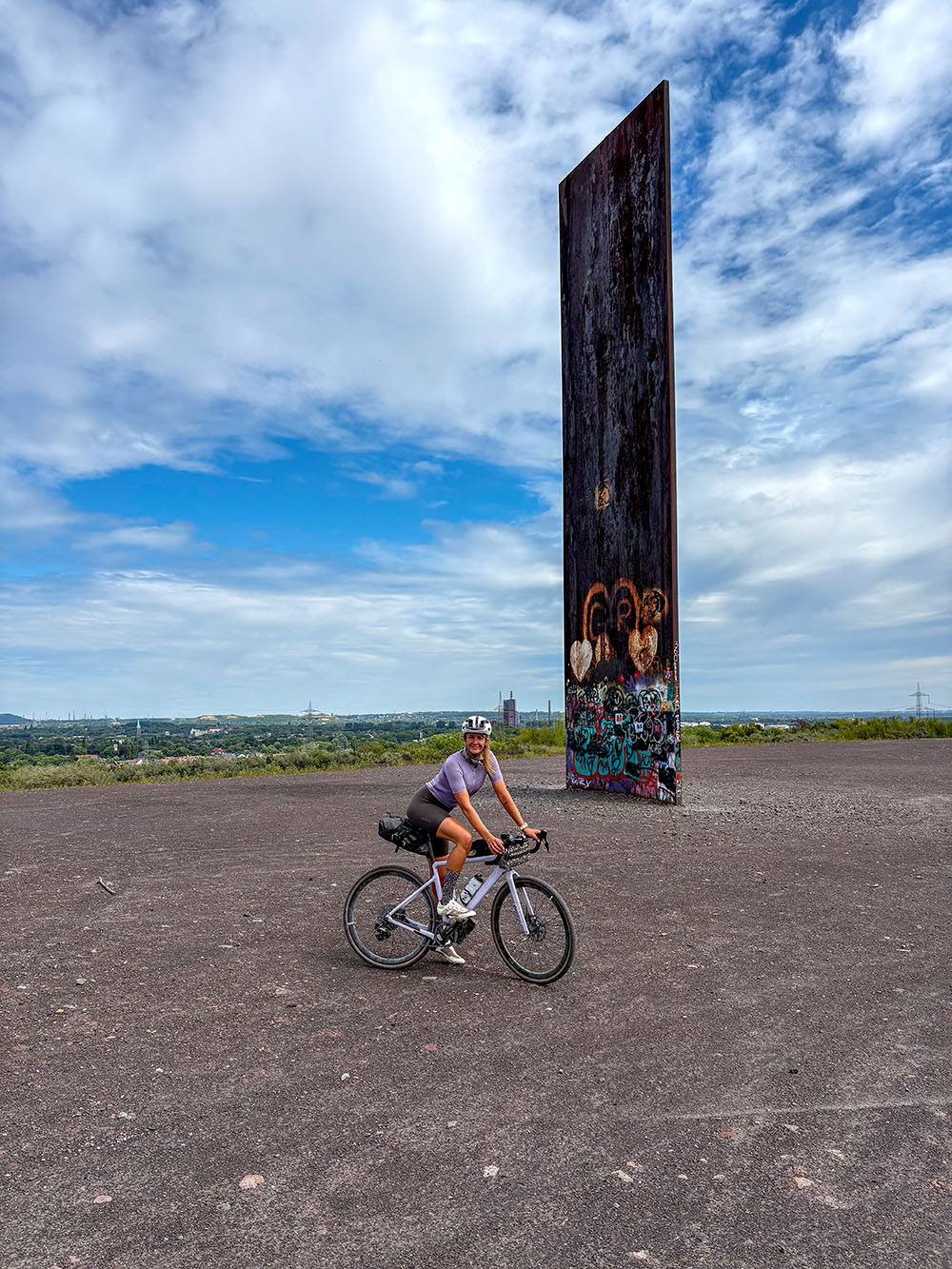 Gravelbikerin Marion auf der Schurenbachhalde in Essen während einer Bikepacking-Tour durchs Ruhrgebiet