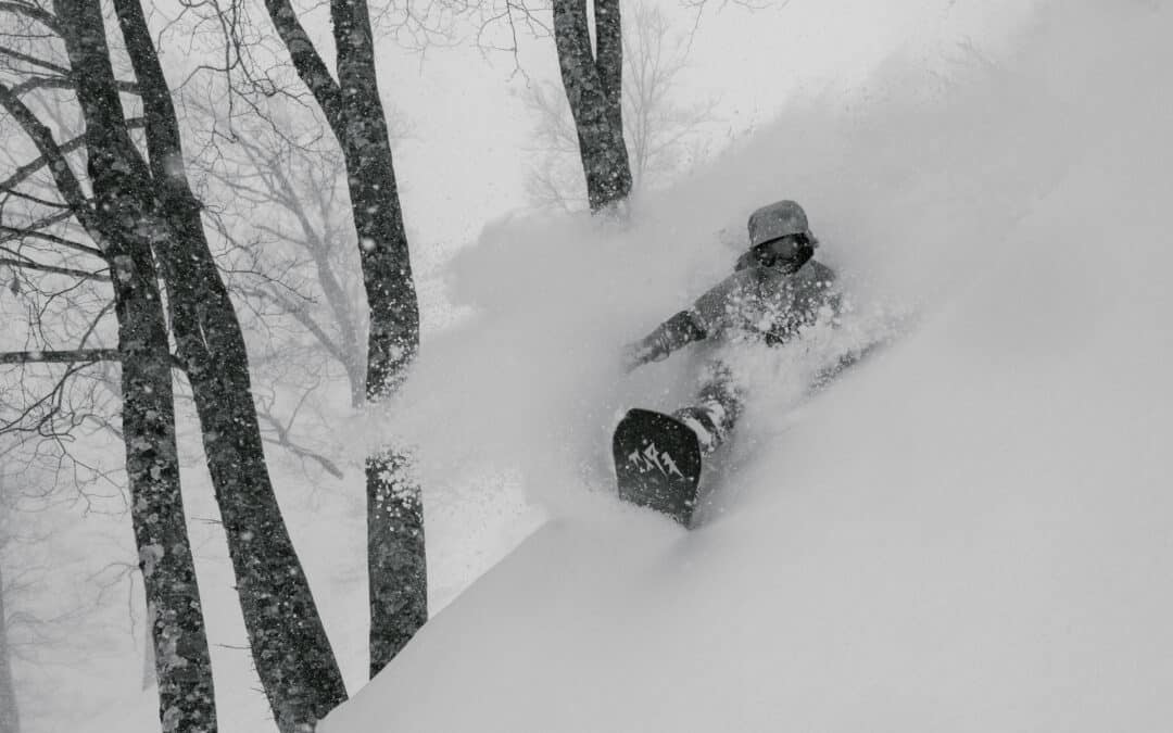 Arc&rsquo;teryx: Between Days &ndash; Japan Powder in Schwarz-Wei&szlig;
