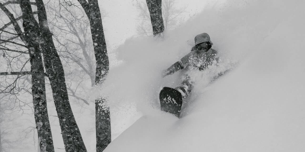 Arc’teryx: Between Days – Japan Powder in Schwarz-Weiß