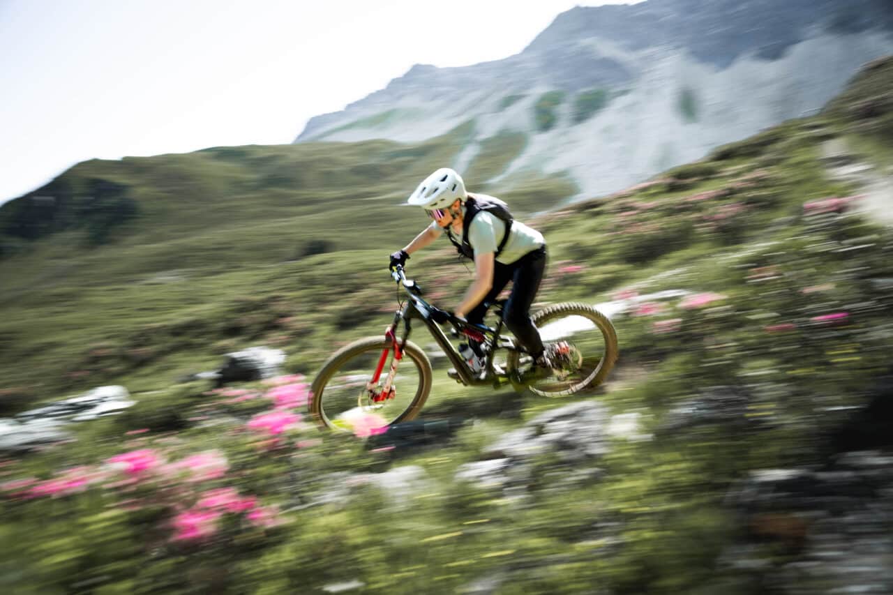 Mountainbikerin in Graubünden