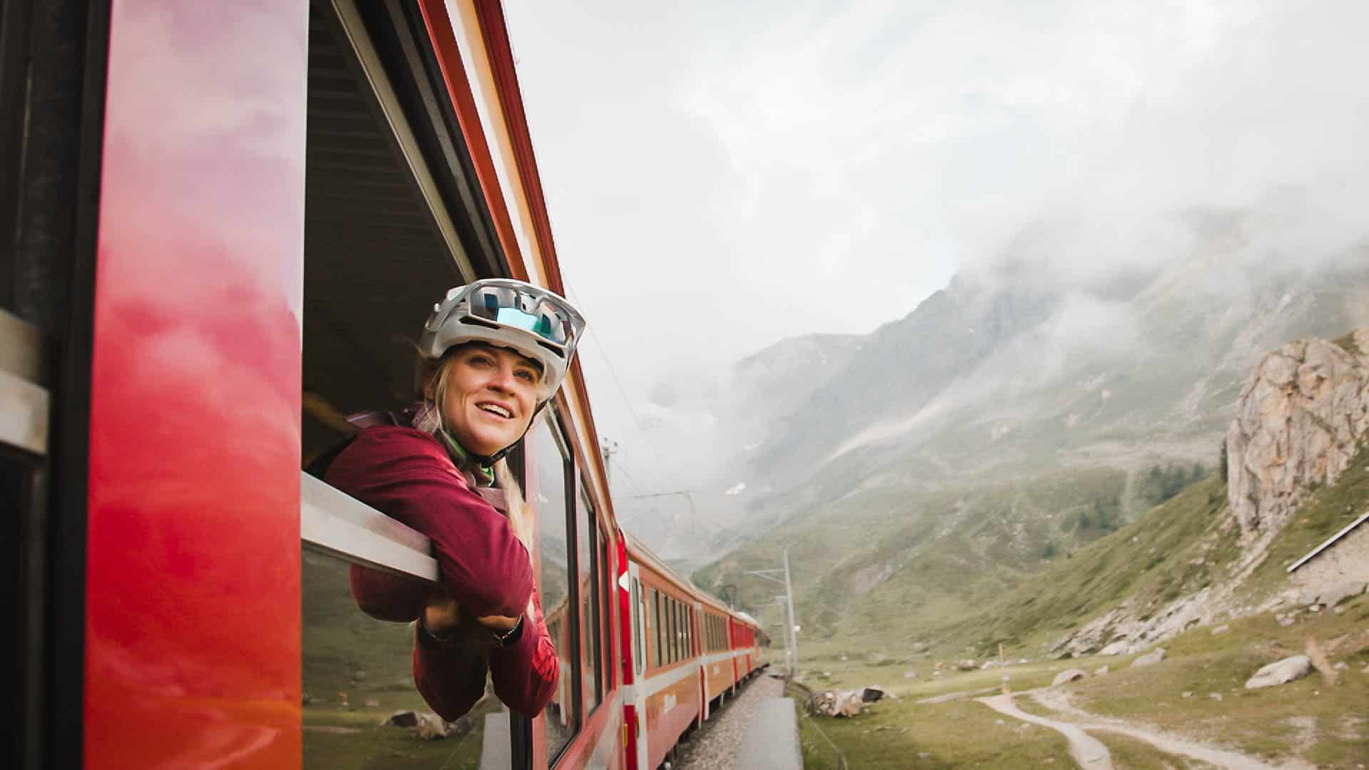 Mountainbikerin im Zug nach Graub&uuml;nden