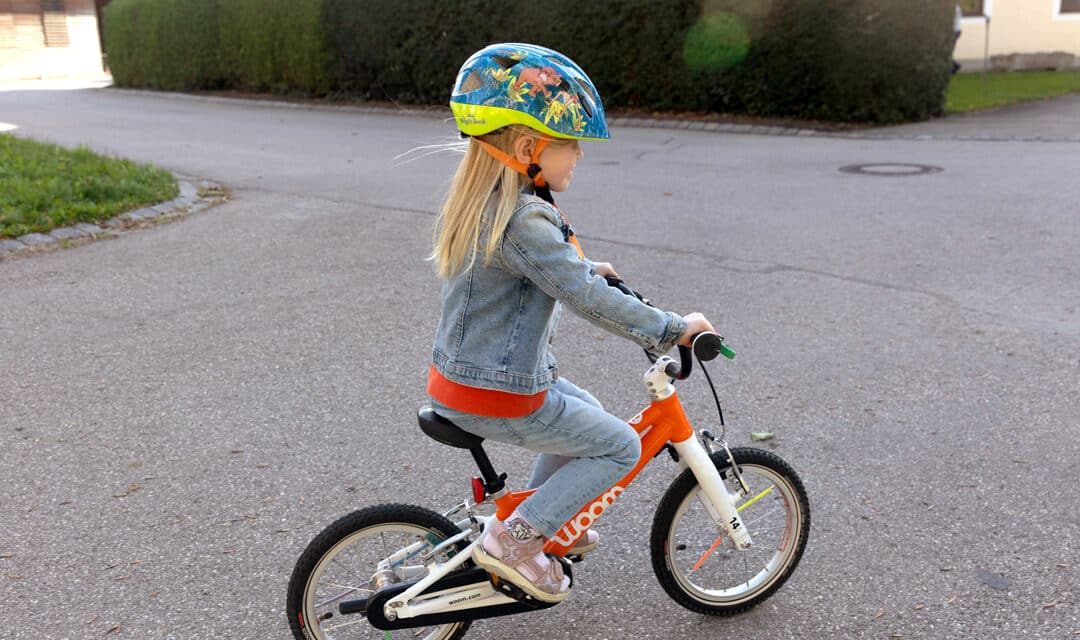 Woom Go 2 Test: Wie meine Nichte in Rekordzeit Fahrradfahren lernte
