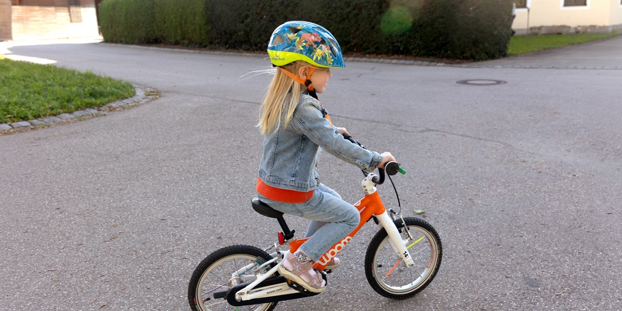 Woom Go 2 Test: Wie meine Nichte in Rekordzeit Fahrradfahren lernte