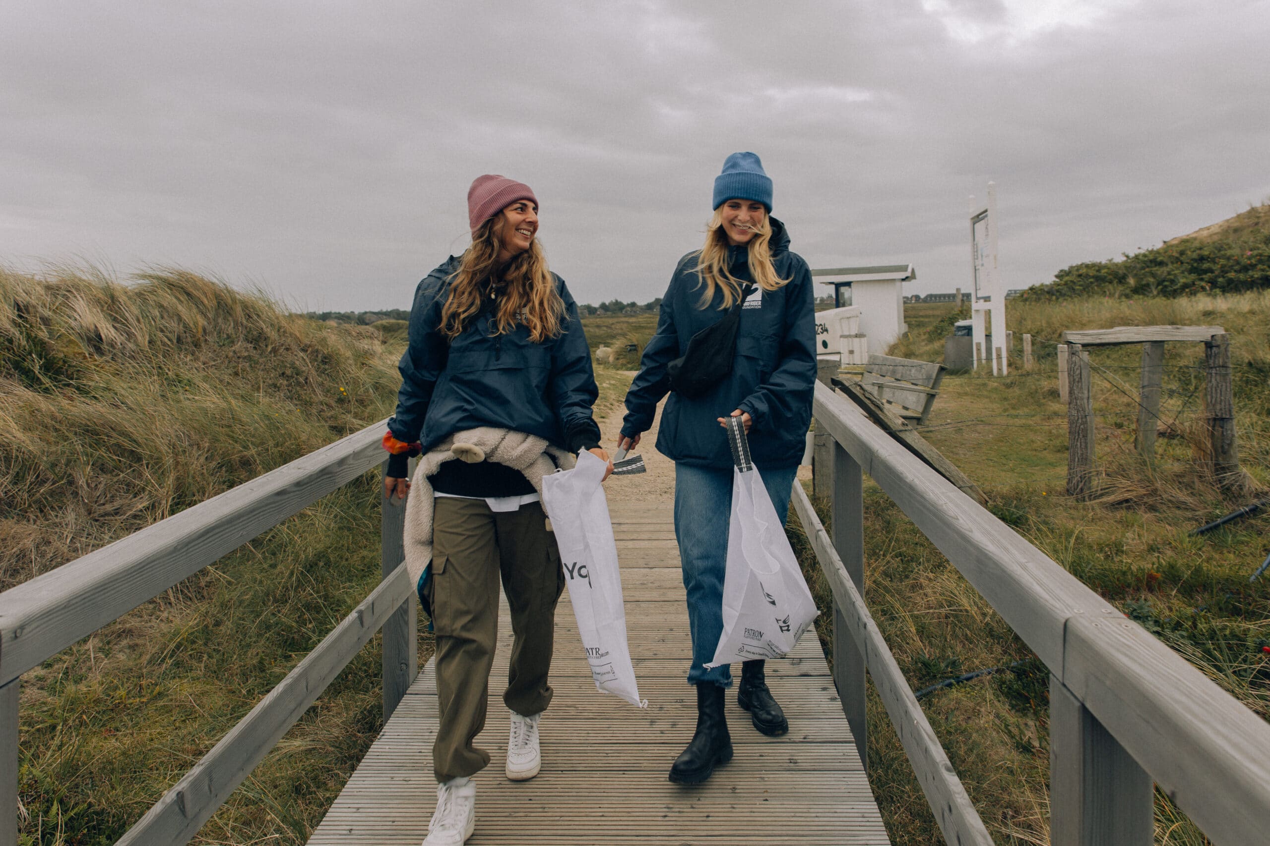 Katharina und Lea von der Surfrider Foundation Germany