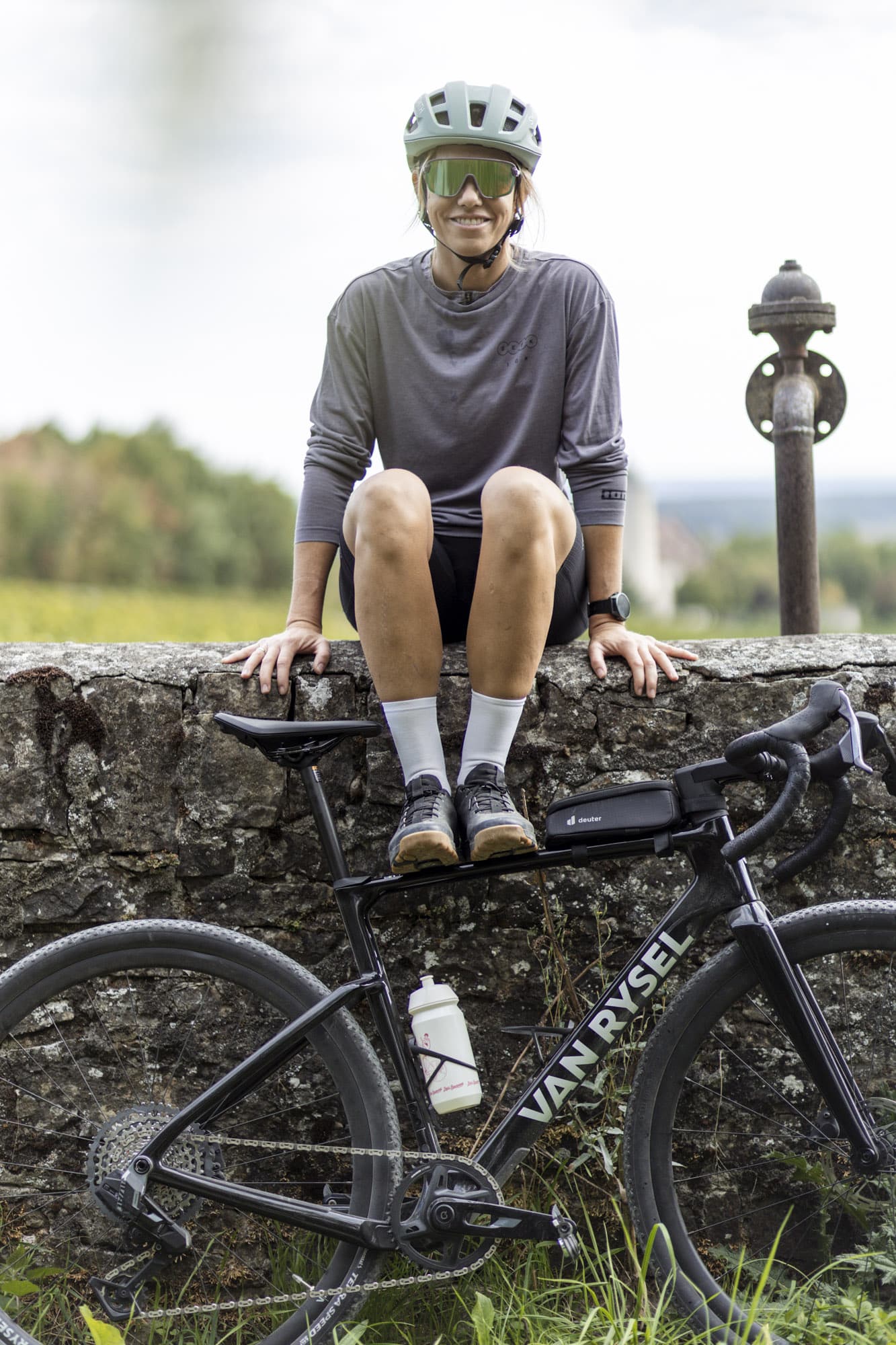 Gravelbikerin auf einem Van Rysel 