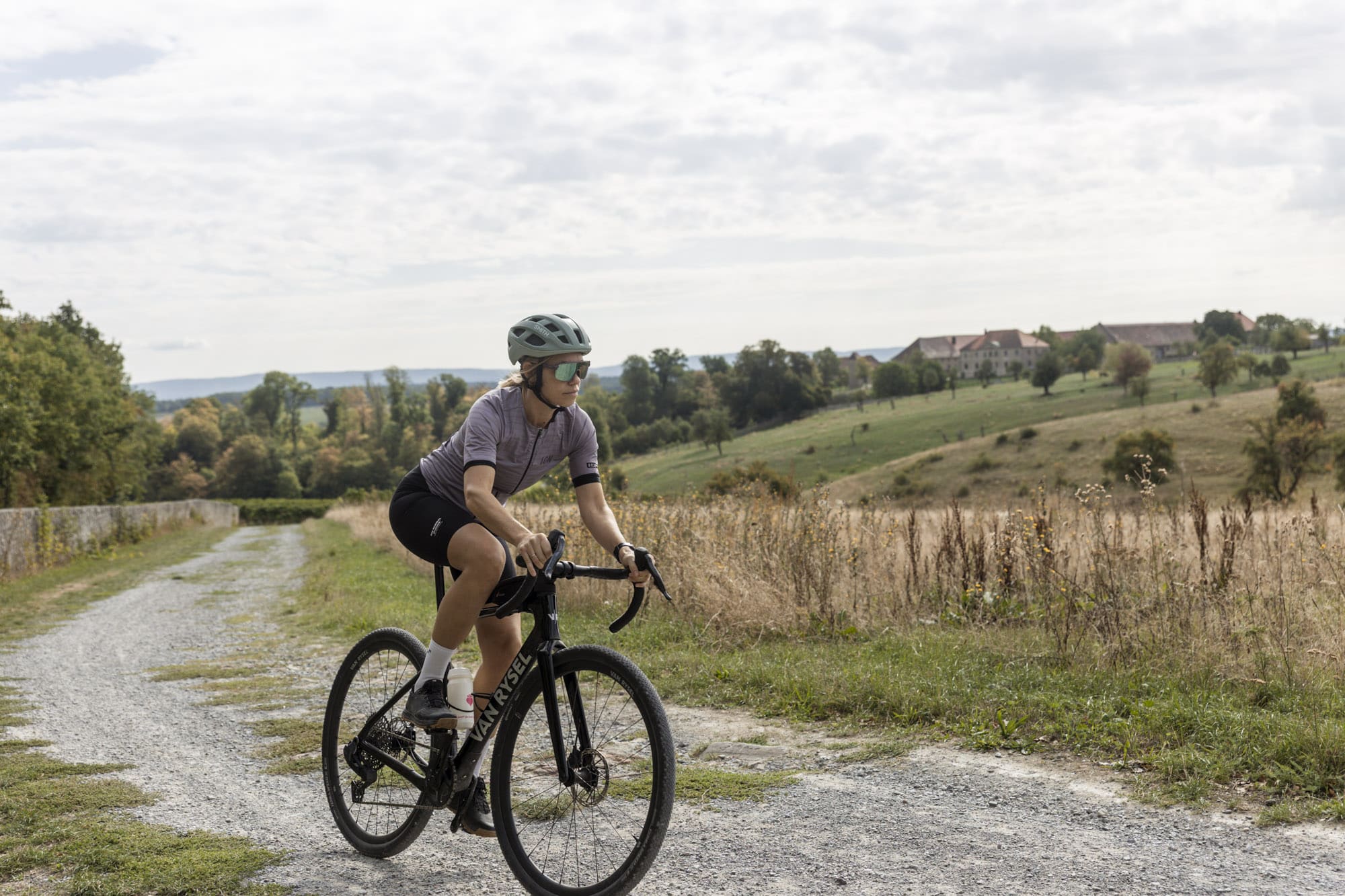 Gravelbikerin auf einem Van Rysel 