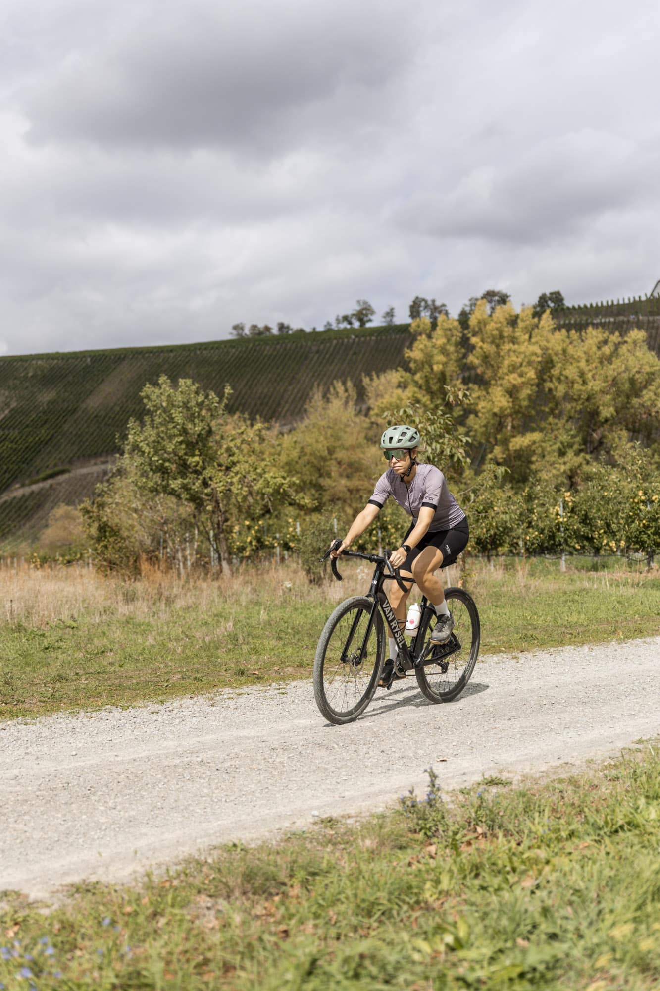 Gravelbikerin auf einem Van Rysel