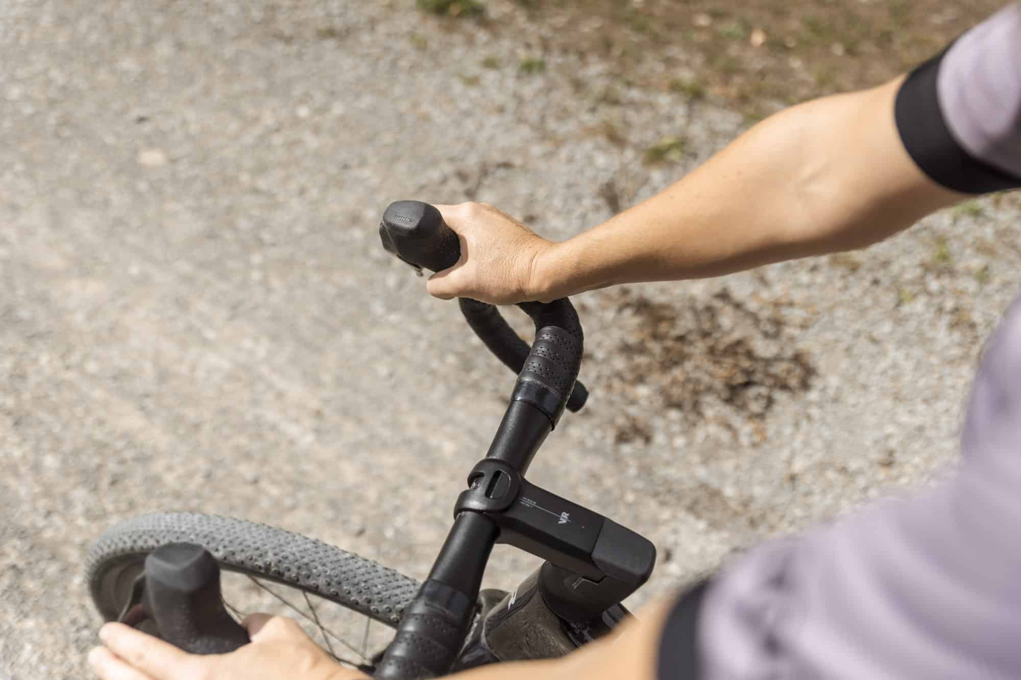 Gravelbikerin auf einem Van Rysel